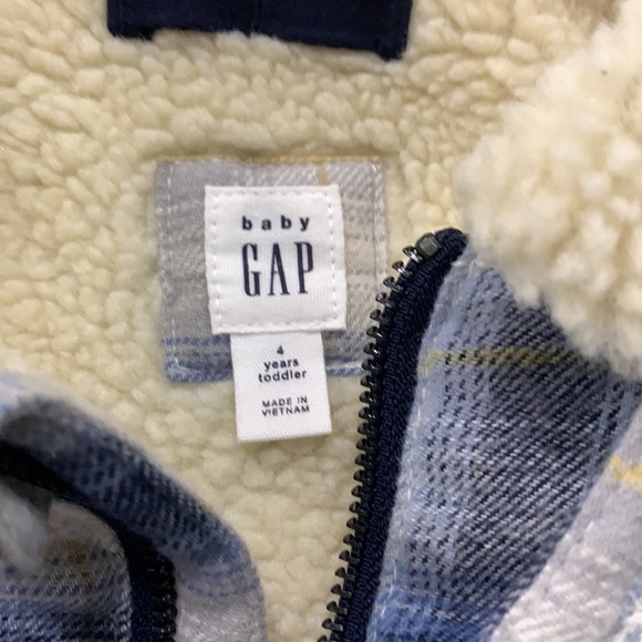 Like New! Gap Kids plaid jacket with shearling interior lining. Size 4 - Picture 2 of 4